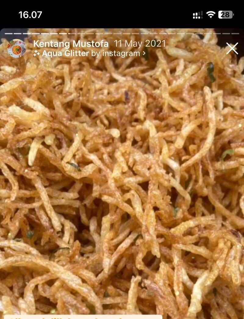 Kentang Mustofa renyah berwarna keemasan dengan bumbu hijau, disajikan dalam porsi besar. Terdapat teks 'Kentang Mustofa for Kids