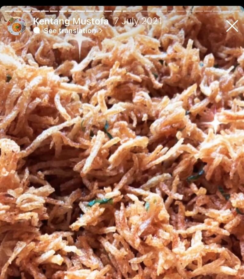 Kentang Mustofa berwarna keemasan dan renyah, terlihat dari dekat dengan taburan bumbu hijau. Teks di gambar: "Kentang Mustofa premium original