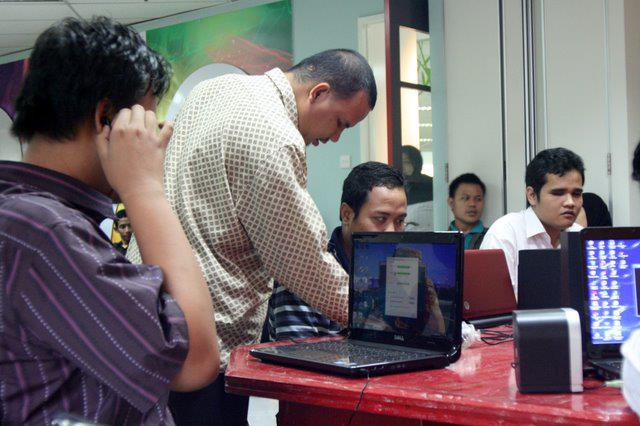 Kabar Kartunet: Peserta antusias belajar komputer dibantu instruktur di kelas.