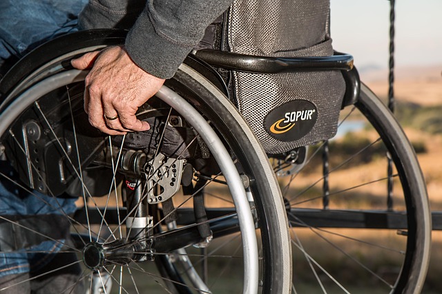 Pekerja disabilitas di kantor dengan fasilitas aksesibel