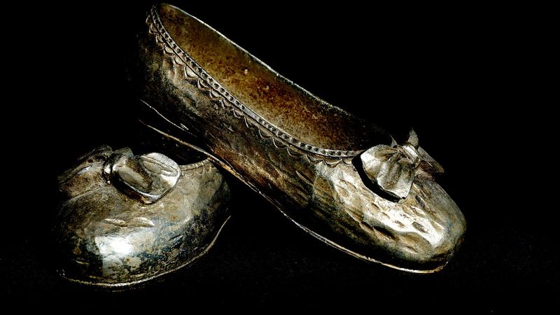 Ilustrasi artikel: Kenangan Dalam Buku Mari Chan: Silver Toe Shoes tentang Opini