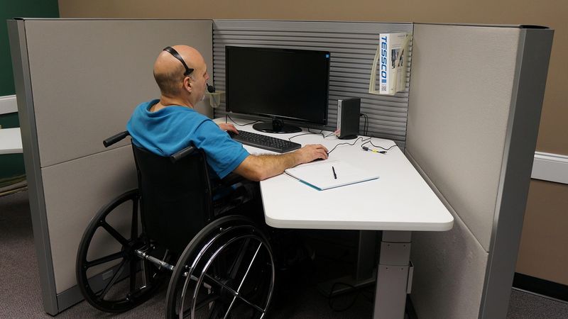 Ilustrasi artikel: Pentingnya Peran Teknologi Informasi bagi Penyandang Disabilitas tentang Teknologi Inklusif
