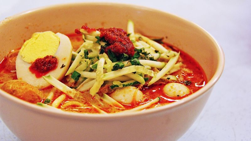 Ilustrasi artikel: Jingga Laksa Surya tentang KARFIKSI