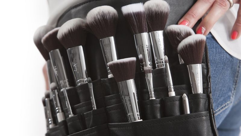 Ilustrasi artikel: Trik Cantik Dari Make Up Artist tentang Opini