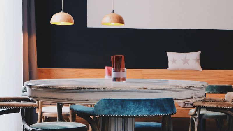 Ilustrasi artikel: Black House Lounge and Cafe tentang Opini