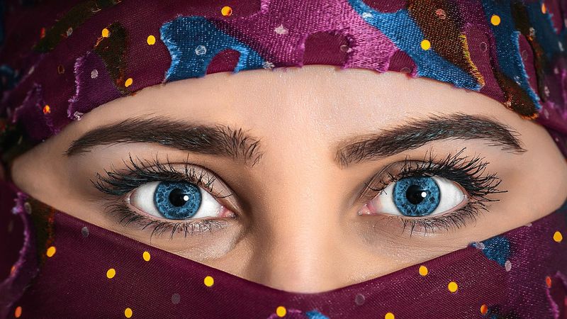 Ilustrasi artikel: Wanita Berselendang Pelangi tentang KARFIKSI