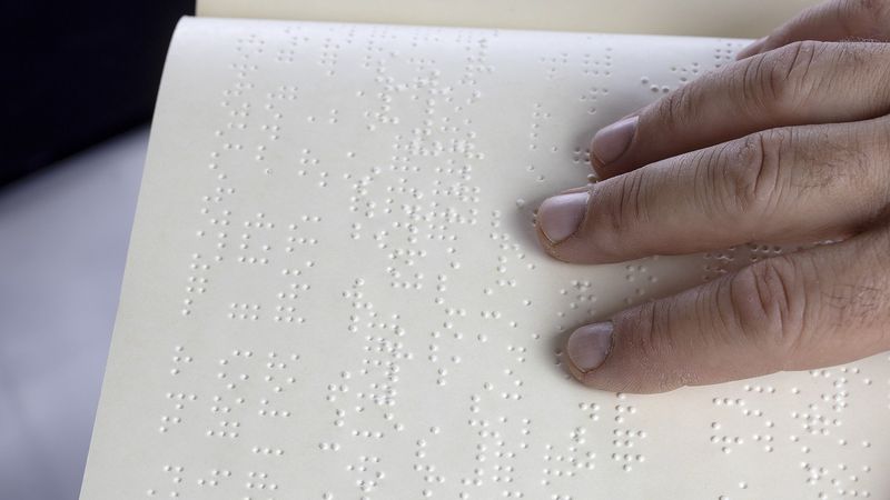 Ilustrasi artikel: Sriwijaya Air Pertama Gunakan Manual Braille tentang Isu Disabilitas