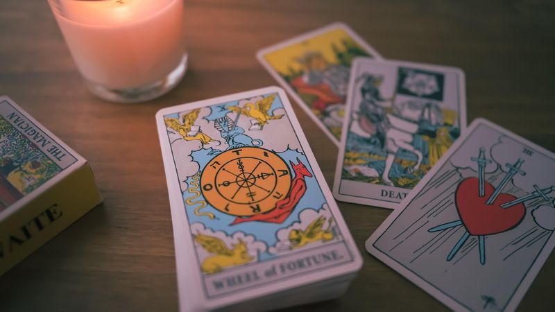 Ilustrasi artikel: Kartu Tarot dan Psikologi tentang Opini