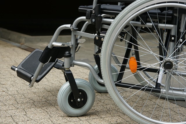 Pria penyandang disabilitas di depan kantor kelurahan