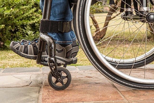 Pengurus OPDIS membantu penyandang disabilitas mencetak KPD