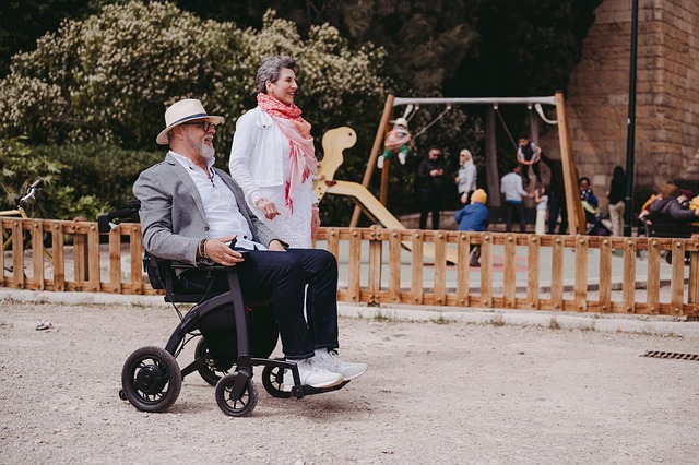 Orang dengan disabilitas berinteraksi dengan teman lainnya